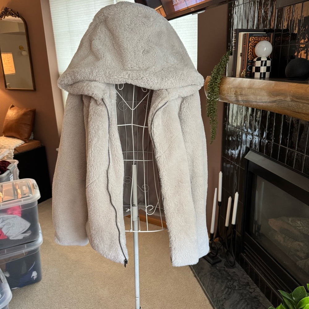 Aprés Ski Vera Wang Cream Hooded Jacket